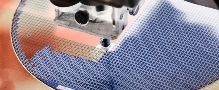 Automated wafer-level inspection: a SWIR-based imaging head scans across a patterned wafer to identify die-level defects prior to dicing.