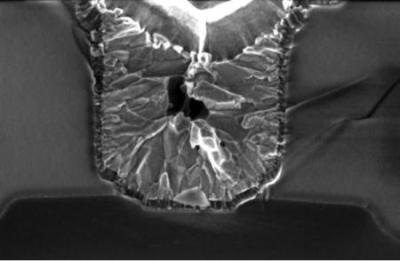 INLENS SE image from a sectioned semiconductor. Clearly visible: No BSE contrast!