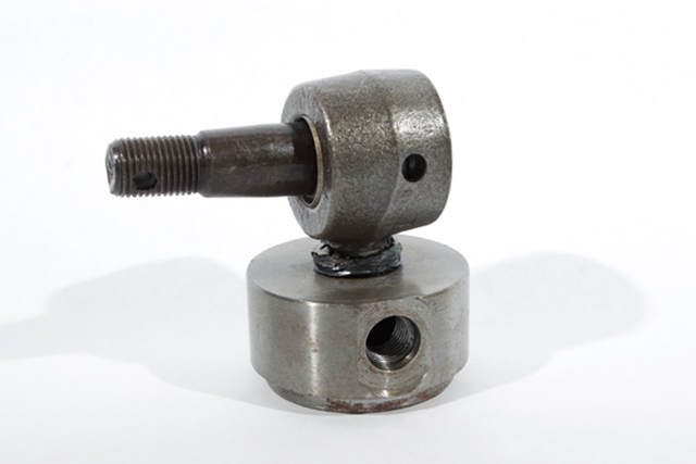Steering linkage side ports alligned with orientation capabilities.