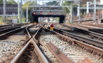 Detecting Defects in Railway Rails with Inductive Thermography