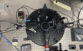 Improved Nanolithography Patterning by Combining Laser Scanning and Spectroscopy