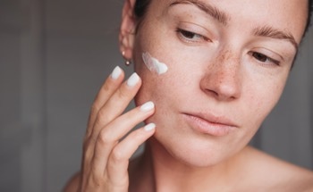 Sustainable Cosmetics: Manufacturing Makeup with Eco-Friendly Materials