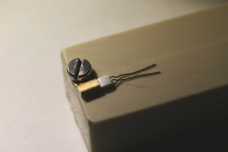 343-PT100-C1-SET1 resistor with mounting clamp.