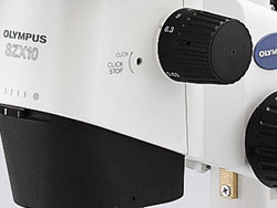 Zoom knob with click-stop.