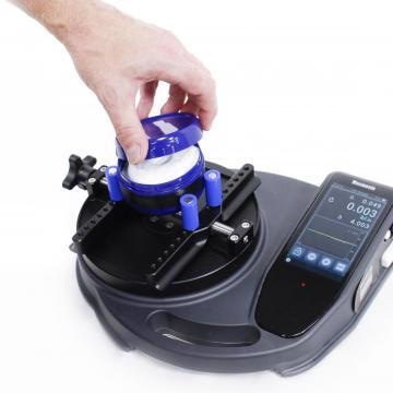 Manual opening/closure torque measurement of cosmetics container.