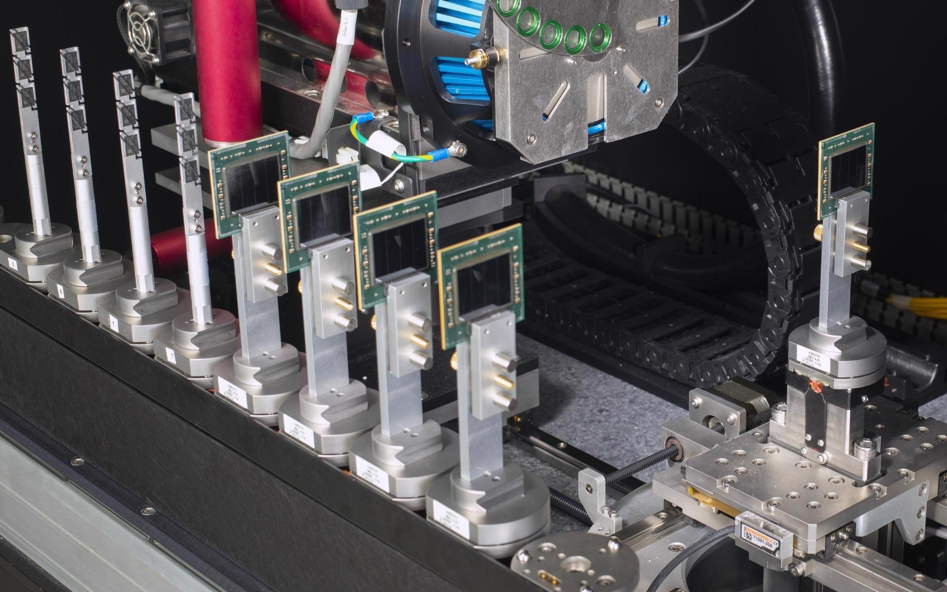 The autoloader option enables to programming up to 70 samples at a time to run sequentially.