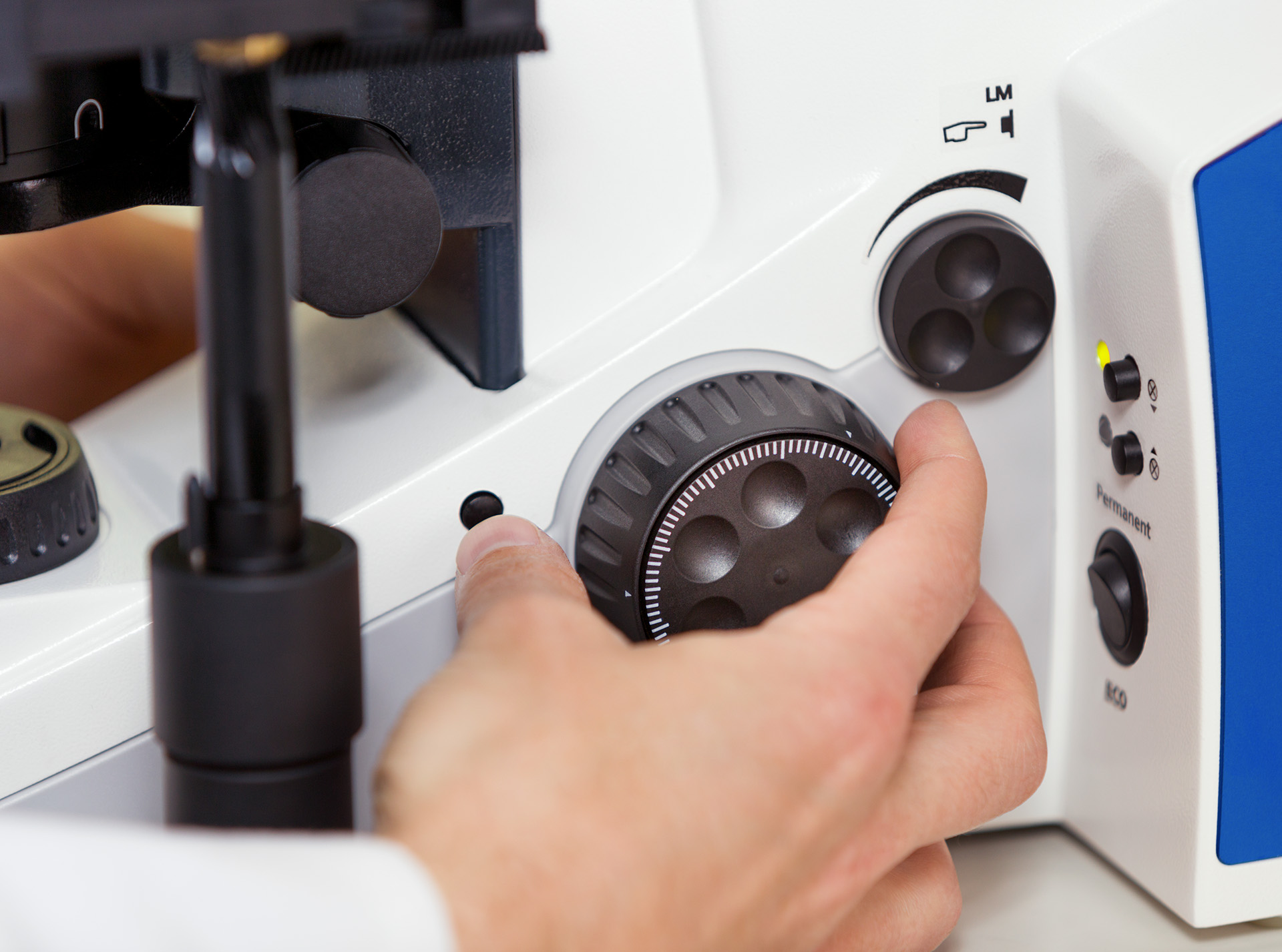 Image acquisition and documentation at the press of a button – without the need to release other controls like the focus drive.