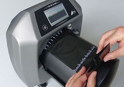 Feed in the imaging plate – intake then starts automatically