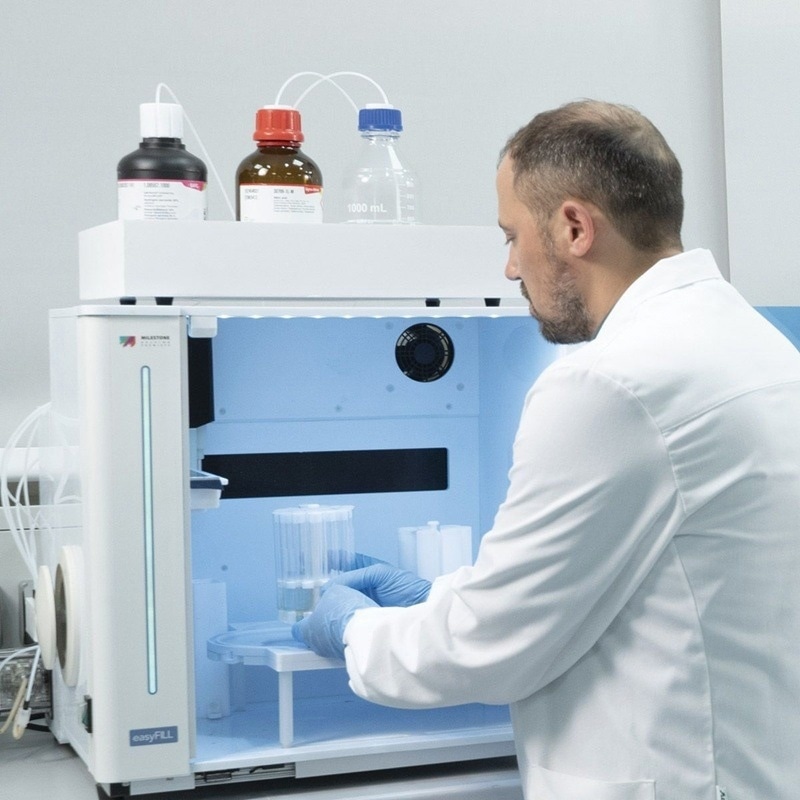Racks with vessels or vials are placed into the easyFILL.