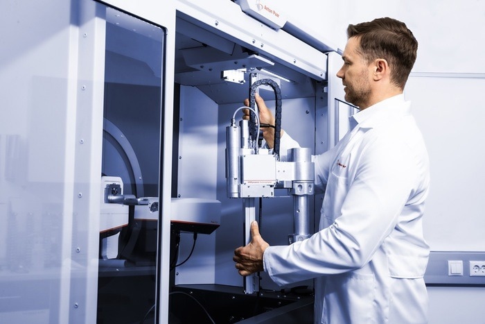 Male scientist using the Autosampler.