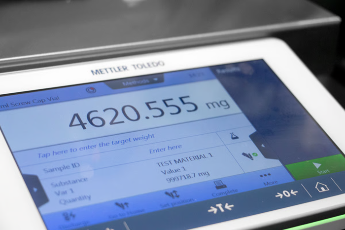 A digital balance showing a measurement of 4620.555mg