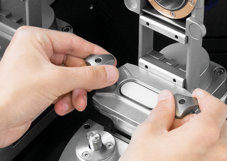 Inserting the grinding jar.