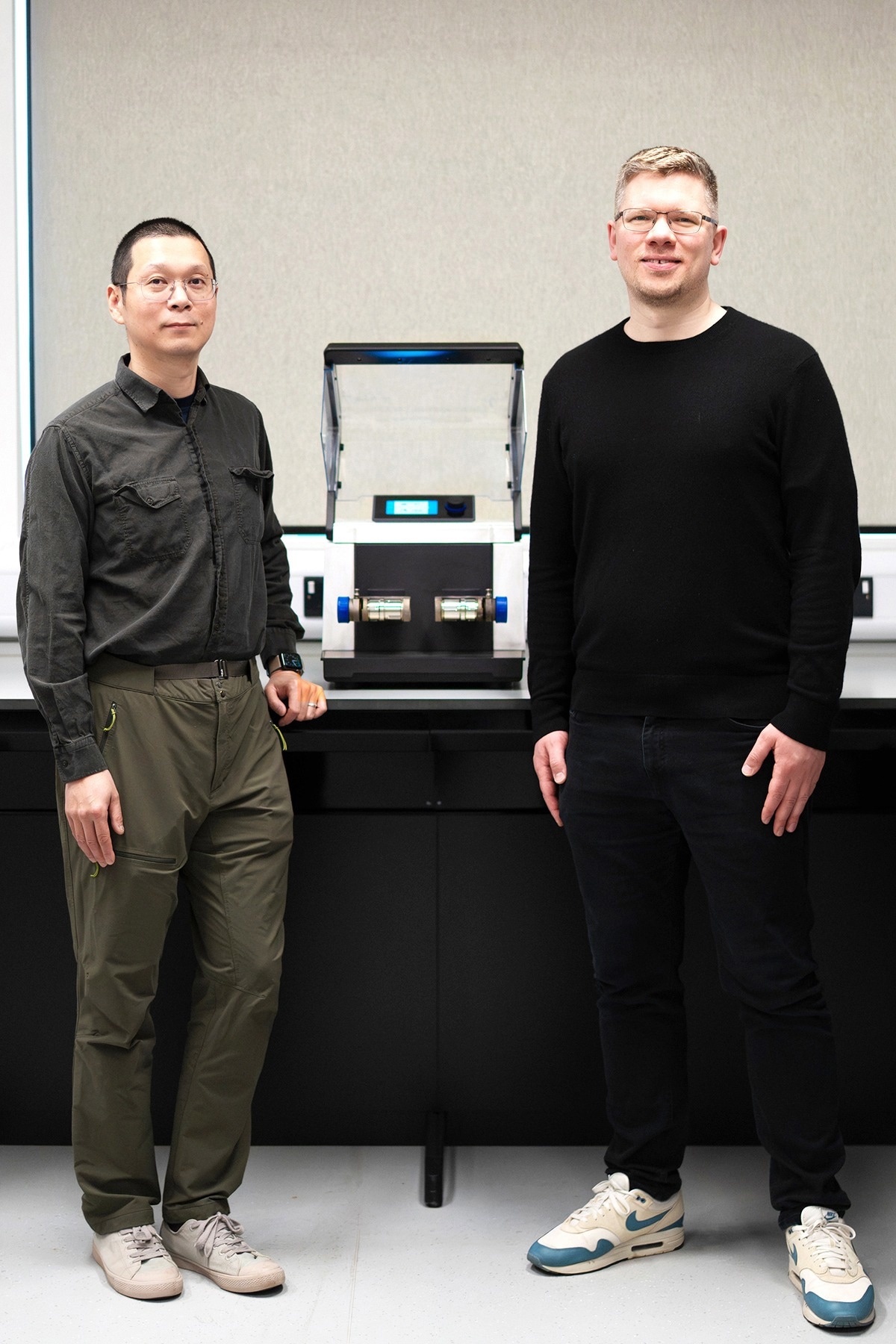 Dr. Erli Lu and Dr. Dominik Kubicki with the Mixer Mill MM 400, which was used to decompose PFAs