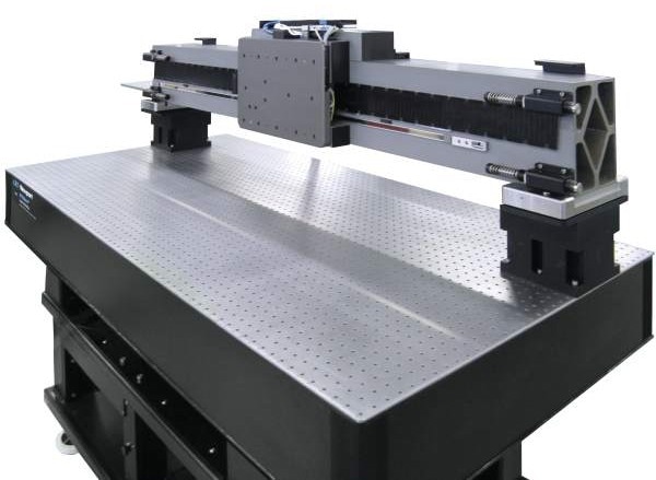 SinguLYS 1200: a high-speed, high-accuracy stage based on an air-bearing carriage and ceramic beam.