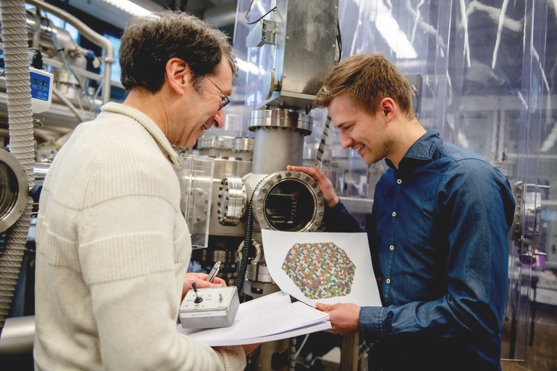 Alan Savan (left) and Tobias Löffler analyze high entropy alloys.