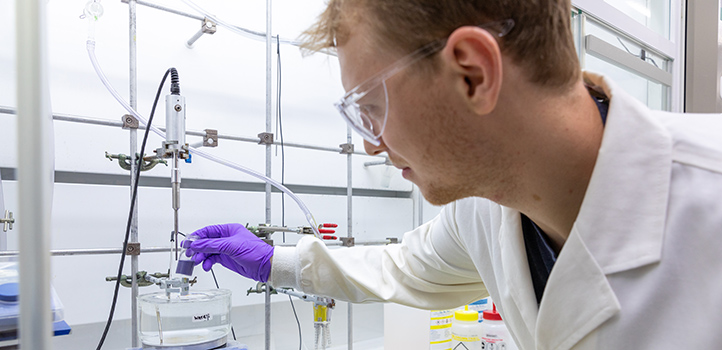 The team’s hydrogen evolution photocatalysts (HEPs) exhibited hydrogen evolution rates an order of magnitude beyond what is currently achievable with single-component inorganic HEPs.