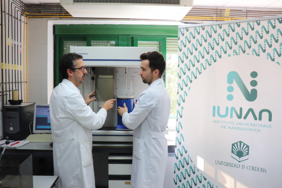 ÁLVARO CABALLERO(LEFT.) AND FERNANDO LUNA, WORKING IN THE LABORATORY