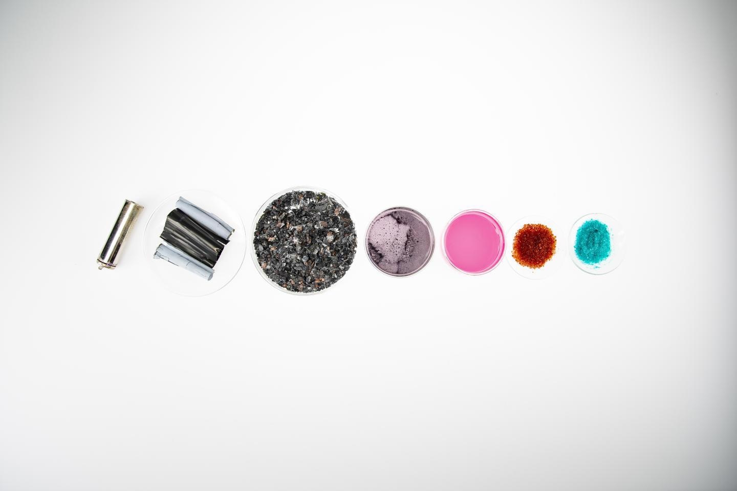 With new solution-based recycling processes, more raw materials can be recovered from batteries. In the picture, a red cobalt salt and a blue-green nickel salt have been obtained from a battery cell.
