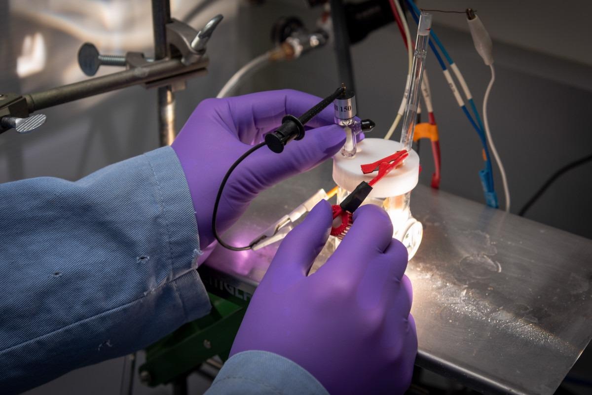 Guosong Zeng, a postdoctoral scholar in Berkeley Lab’s Chemical Sciences Division, at work testing an artificial photosynthesis device made of gallium nitride. Zeng, along with Berkeley Lab staff scientist Francesca Toma, discovered that the device improves with use.