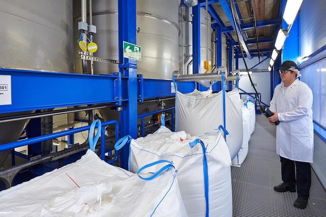 Filling ion exchange resins in a production facility at LANXESS