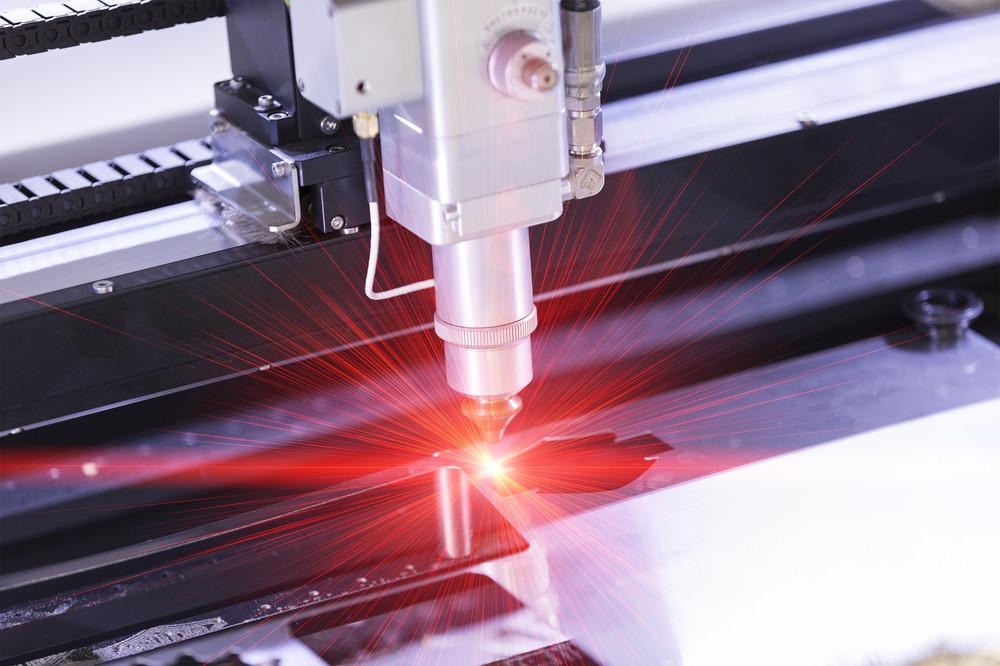 Specific GeSn-on-Insulator Stack Using Stressor Layers for Laser Technology