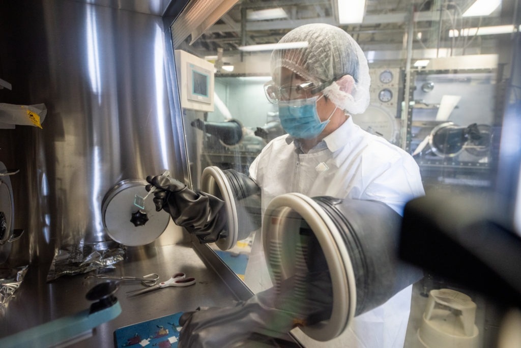 Optimizing Solar Cell Performance with a Photosynthesis-Emulating Semiconductor