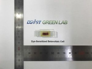 A small dye-sensitized betavoltaic cell has radiocarbon on both the cathode and anode, which increases its energy-conversion efficiency.
