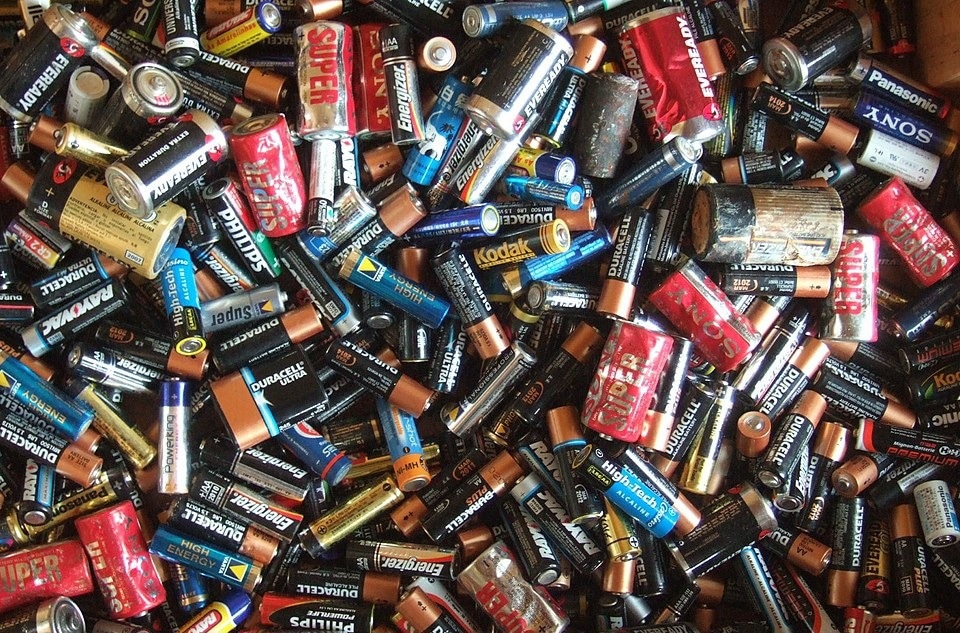 Recycling batteries image from WIkimedia Commons attributed to cc-by-2.0 license.