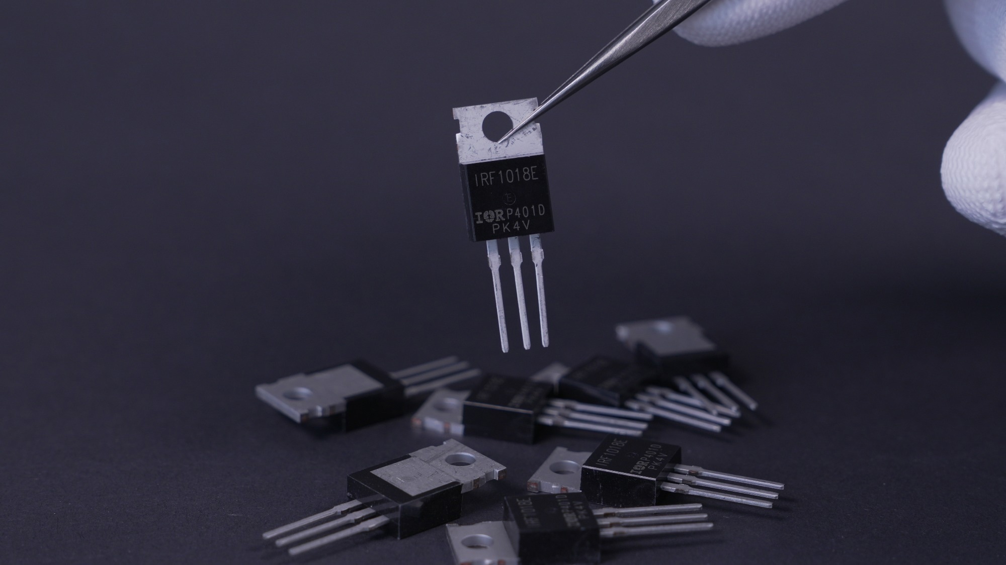 Transistor voltage regulator MOSFET in a TO-220 package