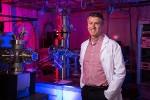 Nanoscale Device Controls Curvature of Ripples in Freestanding Graphene