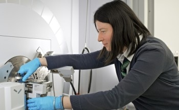 Eliminating Polysulfides from Lithium-Sulfur Battery by Using Quartz Powder