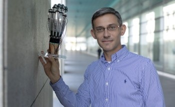 Ultra-Light Gloves Allow Users to Touch, Grasp and Work on Virtual Objects