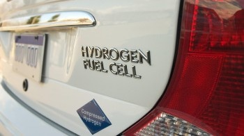 EPFL Chemists Develop New Iron-Nickel Oxide Catalyst for Water Splitting