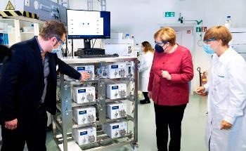 German Chancellor Delighted After Company Visit to KNAUER, Calling the Company a Pearl
