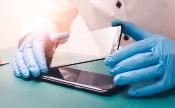 Smartphone-Integrated Magnifying Lens with Adjustable Plasmonic Light-Rejection Filter
