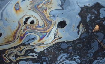 Managing Oil Spills with a New Graphite-Based Sorbent